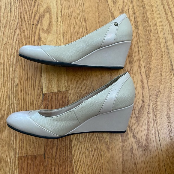Lifestride Wedge Heel Shoes Women’s 6.5M Beige DREAMS No Box Flaws Shown in pics - Picture 3 of 11